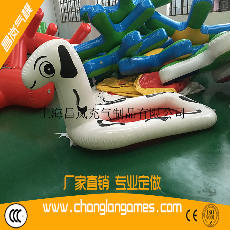 廠家直銷充氣斑點狗卡通船氣模PVC夾網(wǎng)布閉氣船定做小黃鴨船
